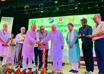 Jamshedpur river and mountain seminar : दो दिवसीय राष्ट्रीय नदी पर्वत सम्मेलन का शानदार आगाज, अथर्ववेद की उक्ति को कोट कर बोले राजेंद्र सिंह – हे प्रकृति! जो तुझे नुकसान पहुंचा रहा है, तू उसे नष्ट कर दे, 77 साल में नाखून और बाल काटने के कानून बने, नदी-पहाड़ संरक्षण के कानून नहीं बने Jamshedpur river and mountain seminar : दो दिवसीय राष्ट्रीय नदी पर्वत सम्मेलन का शानदार आगाज, अथर्ववेद की उक्ति को कोट कर बोले राजेंद्र सिंह – हे प्रकृति! जो तुझे नुकसान पहुंचा रहा है, तू उसे नष्ट कर दे, 77 साल में नाखून और बाल काटने के कानून बने, नदी-पहाड़ संरक्षण के कानून नहीं बने