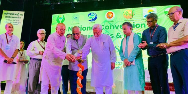 Jamshedpur river and mountain seminar : दो दिवसीय राष्ट्रीय नदी पर्वत सम्मेलन का शानदार आगाज, अथर्ववेद की उक्ति को कोट कर बोले राजेंद्र सिंह – हे प्रकृति! जो तुझे नुकसान पहुंचा रहा है, तू उसे नष्ट कर दे, 77 साल में नाखून और बाल काटने के कानून बने, नदी-पहाड़ संरक्षण के कानून नहीं बने