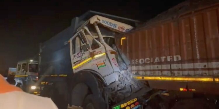 Saraikela chauka accident: चौका के एनएच – 33 पर सड़क किनारे खड़े ट्रेलर को तेज रफ्तार हाइवा ने मारी टक्कर, हाइवा क्षतिग्रस्त, ड्राइवर और खलासी गाड़ी के अंदर फंसे Saraikela chauka accident: चौका के एनएच – 33 पर सड़क किनारे खड़े ट्रेलर को तेज रफ्तार हाइवा ने मारी टक्कर, हाइवा क्षतिग्रस्त, ड्राइवर और खलासी गाड़ी के अंदर फंसे