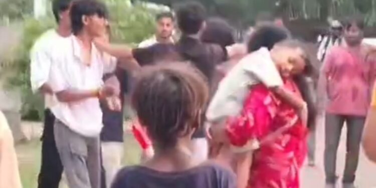 Jamshedpur clash : अम्यूजमेंट पार्क के पास दो गुटों में मारपीट, इलाके में मचा हड़कंप, देखिए – video Jamshedpur clash : अम्यूजमेंट पार्क के पास दो गुटों में मारपीट, इलाके में मचा हड़कंप, देखिए – video