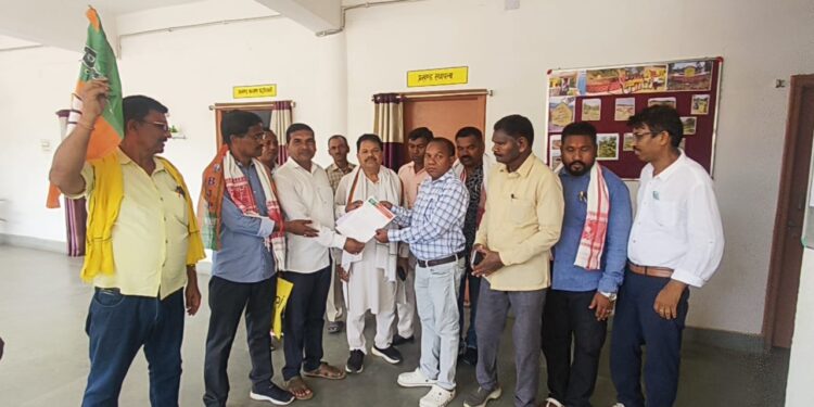 West singhbhum bjp : चक्रधरपुर में जनसमस्याओं और किसानों की समस्याओं को लेकर भाजपा ने प्रखंड विकास पदाधिकारी को सौंपा मांग पत्र