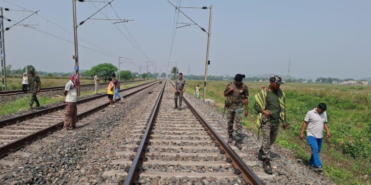 West singhbhum incident: सोनुआ रेलवे स्टेशन के पास ट्रेन से कटकर युवक-युवती की मौत, आत्महत्या करने की आशंका