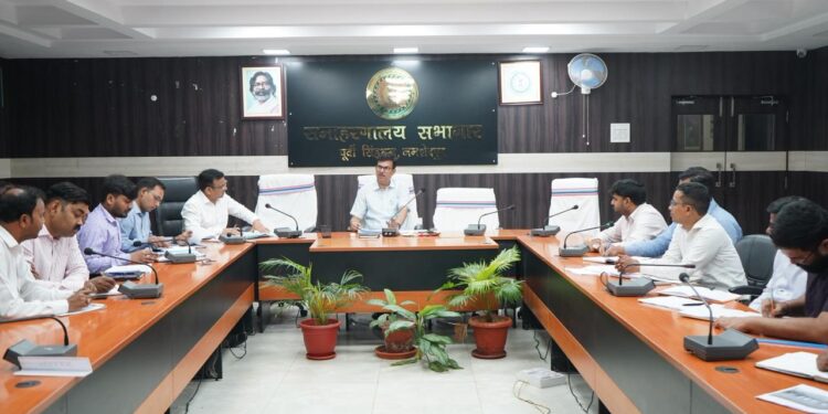 Jamshedpur dc review meeting : जमशेदपुर के उपायुक्त ने की नगर निकायों की समीक्षा बैठक, पेयजलापूर्ति, प्रधानमंत्री आवास, शेल्टर होम एवं डॉग शेल्टर संचालन को लेकर दिए गए आवश्यक निर्देश Jamshedpur dc review meeting : जमशेदपुर के उपायुक्त ने की नगर निकायों की समीक्षा बैठक, पेयजलापूर्ति, प्रधानमंत्री आवास, शेल्टर होम एवं डॉग शेल्टर संचालन को लेकर दिए गए आवश्यक निर्देश