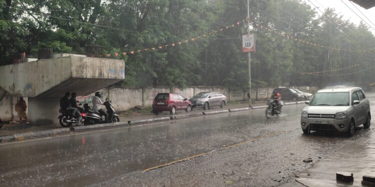 Jharkhand weather report – कोल्हान सहित झारखंड में आसमान से गिरे बर्फ के गोले, झुलसाती गर्मी से मिली थोड़ी राहत