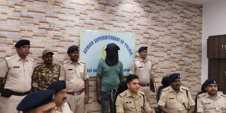 Jamshedpur police action: जमशेदपुर में बंद घरों को निशाना बनाने वाला चोर गिरफ्तार, 15 लाख के गहने व नकदी बरामद