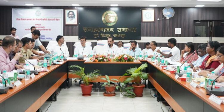 Jamshedpur disha meeting : जमशेदपुर के सांसद की अध्यक्षता में हुई दिशा की बैठक, ट्राफिक चेकिंग का सांसद, विधायकों ने किया विरोध, जनहित से जुड़े कार्यों को समयबद्ध एवं गुणवत्तापूर्ण ढंग से पूर्ण करने पर दिया गया जोर