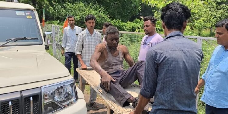 40 miners injured in ranigunj coalmine blast : रानीगंज में ईसीएल की परसिया कोयला खान में भीषण ब्लास्ट से 40 खनिक घायल, खान चाल धंसने के कारण हुआ एयर ब्लास्ट, आसपास काम कर रहे मजदूर दूर-दूर जा गिरे 40 miners injured in ranigunj coalmine blast : रानीगंज में ईसीएल की परसिया कोयला खान में भीषण ब्लास्ट से 40 खनिक घायल, खान चाल धंसने के कारण हुआ एयर ब्लास्ट, आसपास काम कर रहे मजदूर दूर-दूर जा गिरे
