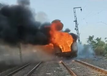 Fire in rajdhani express : त्रिवेंद्रम-निजामुद्दीन राजधानी एक्सप्रेस में रतलाम के पास भीषण आग से दो बोगियां खाक, मुंबई-दिल्ली रेल मार्ग पर परिचालन प्रभावित, किसी के हताहत होने की सूचना नहीं, राहत एवं बचाव कार्य जारी