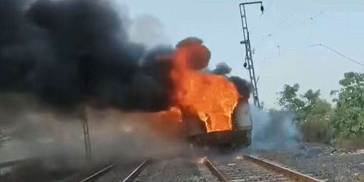 Fire in rajdhani express : त्रिवेंद्रम-निजामुद्दीन राजधानी एक्सप्रेस में रतलाम के पास भीषण आग से दो बोगियां खाक, मुंबई-दिल्ली रेल मार्ग पर परिचालन प्रभावित, किसी के हताहत होने की सूचना नहीं, राहत एवं बचाव कार्य जारी
