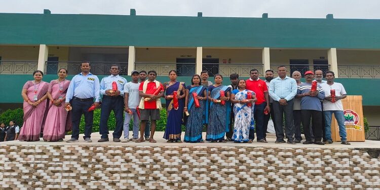 Jamshedpur rural Xavier public school may divas : डोरकासाई जेवियर पब्लिक स्कूल में उत्साह पूर्वक मना मजदूर दिवस, स्कूल के कर्मचारियों को उपहार देकर किया गया सम्मानित Jamshedpur rural Xavier public school may divas : डोरकासाई जेवियर पब्लिक स्कूल में उत्साह पूर्वक मना मजदूर दिवस, स्कूल के कर्मचारियों को उपहार देकर किया गया सम्मानित