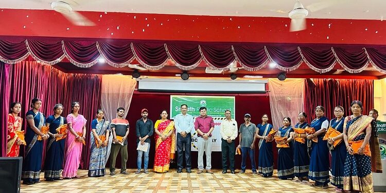 Adityapur srinath public school may day celebration : आदित्यपुर स्थित श्रीनाथ पब्लिक स्कूल में उत्साह पूर्वक मनाया गया मई दिवस, स्कूल के कर्मचारियों को पुष्प-गुच्छ देकर किया गया सम्मानित