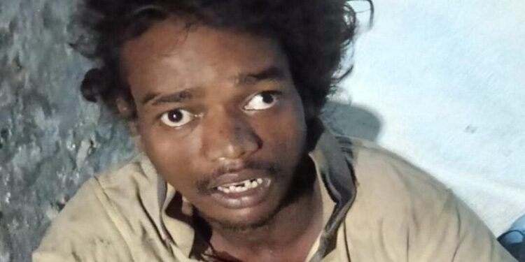 Adityapur people trap a thief : आदित्यपुर एस टाइप क्षेत्र में पकड़ाया संदिग्ध युवक निकला चोर, रात में करता था चोरी, दिन में जर्जर भवन में छिप कर रहता था Adityapur people trap a thief : आदित्यपुर एस टाइप क्षेत्र में पकड़ाया संदिग्ध युवक निकला चोर, रात में करता था चोरी, दिन में जर्जर भवन में छिप कर रहता था