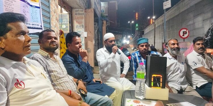 West singhbhum movement against railway : चक्रधरपुर में जनता के हितों को लेकर जारी रेल आंदोलन ने पकड़ी रफ्तार, बंद गेट खोलवा लेने के बाद टीम के हौसले बुलंद, हस्ताक्षर अभियान जारी West singhbhum movement against railway : चक्रधरपुर में जनता के हितों को लेकर जारी रेल आंदोलन ने पकड़ी रफ्तार, बंद गेट खोलवा लेने के बाद टीम के हौसले बुलंद, हस्ताक्षर अभियान जारी