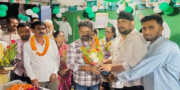 Jamshedpur jmm felicitation : झामुमो के नव नियुक्त पदाधिकारियों का साकची में हुआ अभिनंदन, साकची संपर्क कार्यालय में गुलदस्ता देकर किया गया स्वागत