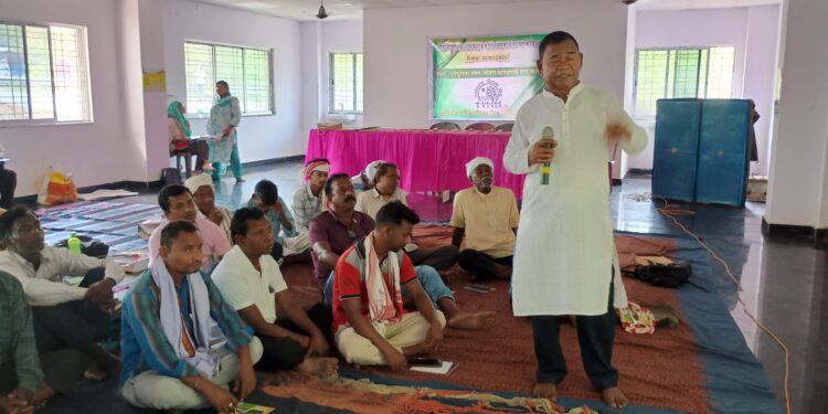 Jamshedpur rural workshop on pesa : जादूगोड़ा धुमकुड़िया भवन में आदिवासी स्वशासन व पेसा नियमावली पर कार्यशाला आयोजित, 1996 के केंद्रीय कानून व ग्राम सभा को मिले अधिकारों से ग्रामीण हुए रूबरू, पारम्परिक आदिवासी व्यवस्था को बचाने पर जोर