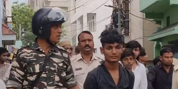 Jamshedpur vehicle thief caught : मानगो आजादनगर में गाड़ी चोरी कर रहा युवक रंगेहाथ पकड़ाया, स्थानीय लोगों ने पकड़ कर किया पुलिस के हवाले