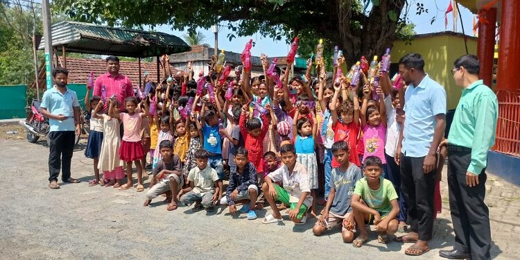 Jamshedpur rural school chalen hum : स्कूल चलें हम अभियान को बढ़ावा देने माझी बाबा वीरास माझी व एलआइसी आये आगे, एलआइसी के बैनर तले  हितकू के 50 स्कूली बच्चों में पाठ्य सामग्रियां वितरित