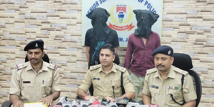 Two arrested in dhatkidih firing : धातकीडीह फायरिंग मामले के दोनों आरोपी शहर छोड़ कर भागते समय गिरफ्तार, आरोपियों के पास से पिस्टल, जिंदा गोली, बाइक बरामद, रविवार सुबह भी इमरान की सरफराज से हुआ था झगड़ा Two arrested in dhatkidih firing : धातकीडीह फायरिंग मामले के दोनों आरोपी शहर छोड़ कर भागते समय गिरफ्तार, आरोपियों के पास से पिस्टल, जिंदा गोली, बाइक बरामद, रविवार सुबह भी इमरान की सरफराज से हुआ था झगड़ा