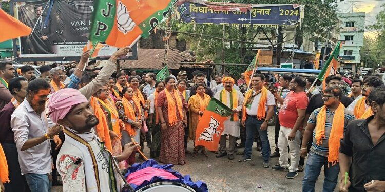 West singhbhum vijayotsav : तीन राज्यों में भाजपा की प्रचंड जीत पर चाईबासा में मना विजयोत्सव, ढोल नगाड़ों के साथ भारत माता की जय के नारों से गूंजा क्षेत्र, पूर्व सीएम मधु कोड़ा ने बताया जनता के विश्वास की जीत  