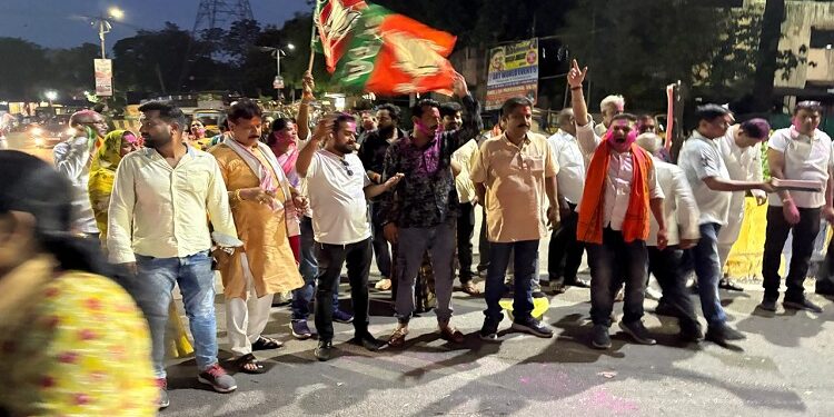 jamshedpur bjp ceremony : पश्चिम बंगाल, असम और पुडुचेरी में भाजपा की प्रचंड जीत पर जमशेदपुर पूर्वी की विधायक पूर्णिमा साहू ने कार्यकर्ताओं के संग मनाया विजयोत्सव, केसरिया होली खेलकर रसगुल्ला-लड्डू वितरण एवं झालमुड़ी के साथ बांटी जीत की खुशियां jamshedpur bjp ceremony : पश्चिम बंगाल, असम और पुडुचेरी में भाजपा की प्रचंड जीत पर जमशेदपुर पूर्वी की विधायक पूर्णिमा साहू ने कार्यकर्ताओं के संग मनाया विजयोत्सव, केसरिया होली खेलकर रसगुल्ला-लड्डू वितरण एवं झालमुड़ी के साथ बांटी जीत की खुशियां