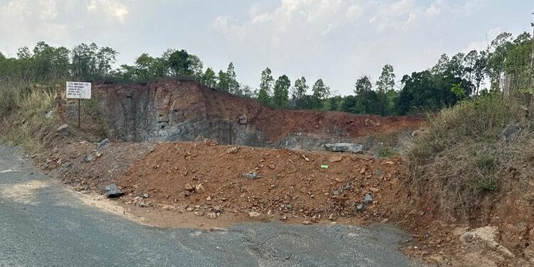 West singhbhum mining department action : प सिंहभूम जिला खान निरीक्षक ने पांच खनन क्षेत्रों का किया औचक निरीक्षण, सभी खनन क्षेत्र पूर्णतः बंद स्थिति में मिले