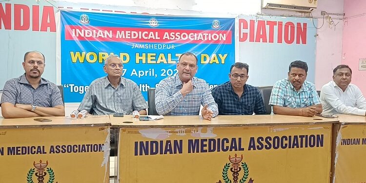 Jamshedpur ima reaction on attack on doctor : मरीज के परिजनों द्वारा डॉ बी प्रधान पर हमला किये जाने से आइएमए में आक्रोश, दोषियों पर कार्रवाई के साथ चिकित्सकों की सुरक्षा की पुख्ता व्यवस्था की रखी मांग