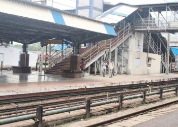 Jamshedpur youth injured on tatanagar station : टाटानगर स्टेशन पर हाई टेंशन तार की चपेट में आया युवक, युवक के स्टेशन पर खड़ी मालगाड़ी पर चढ़ने से हुआ हादसा, देखें video
