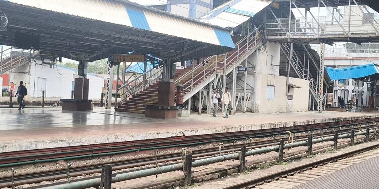 Jamshedpur youth injured on tatanagar station : टाटानगर स्टेशन पर हाई टेंशन तार की चपेट में आया युवक, युवक के स्टेशन पर खड़ी मालगाड़ी पर चढ़ने से हुआ हादसा, देखें video