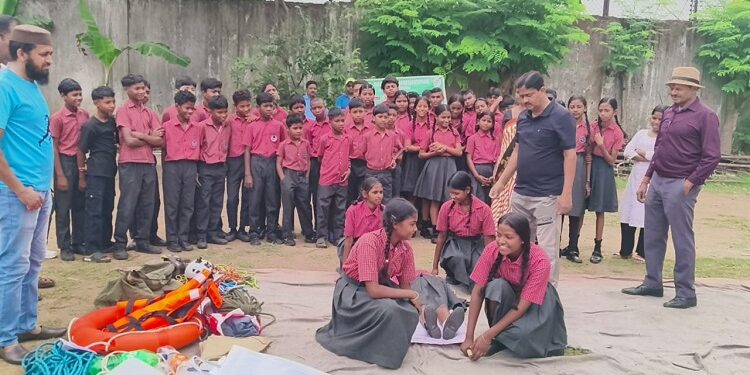 Jamshedpur students learned civil defense techniques :  जमशेदपुर भारतीय मॉडल मिडिल स्कूल में छात्रों को दिया गया आपदा प्रबंधन का प्रशिक्षण, सिविल डिफेंस के कार्यकर्ताओं ने छात्र-छात्राओं को किया प्रशिक्षित