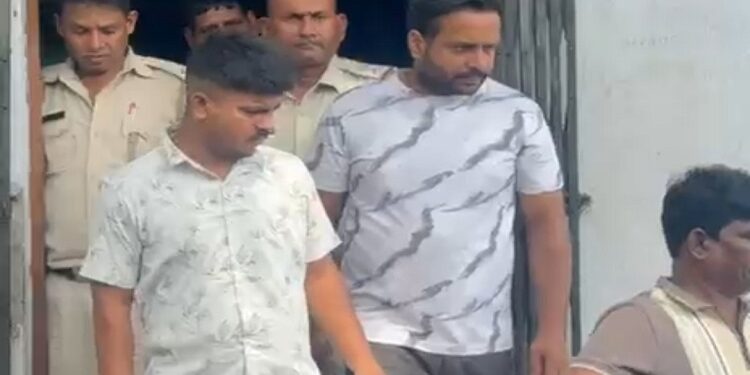 Saraikela brown sugar seized : जमशेदपुर से सटे कपाली में नशे के अवैध कारोबार पर पुलिस की बड़ी कार्रवाई, कपाली के बंधुगोड़ा में घर से बड़ी मात्रा में ब्राउन शुगर बरामद, घर में मौजूद कई महिलाएं व पुरुष भी लिये गए हिरासत में