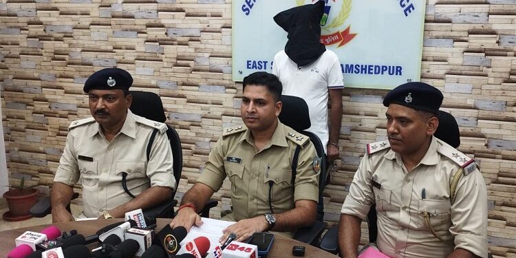 Jamshedpur manish gang criminal arrested : कुख्यात मनीष सिंह गिरोह का शातिर अपराधी शैंकी गोहिल गोलमुरी से गिरफ्तार, दहशत फैलाने के लिए किसी की हत्या की बना रहा था योजना, पूछताछ में बताया कि मनीष गिरोह के पैसों का रखता है हिसाब