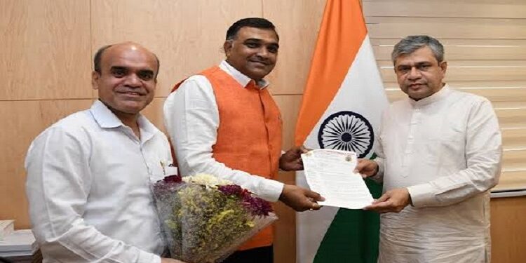 Jamshedpur ex chamber president greets rail minister : सिंहभूम चैंबर के पूर्व अध्यक्ष विजय आनंद मूनका ने जयपुर के लिए सीधी ट्रेन को मंजूरी पर जताई खुशी, रेलमंत्री, लोकसभा अध्यक्ष सहित इसमें मददगार सभी लोगों का जताया आभार