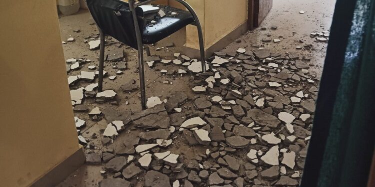 Jamshedpur rural chc ceiling plaster collapsed : चाकुलिया सीएचसी के नव निर्मित बीपीएचयू भवन का प्लास्टर गिरा, बाल बाल बचे स्वास्थ्य कर्मी Jamshedpur rural chc ceiling plaster collapsed : चाकुलिया सीएचसी के नव निर्मित बीपीएचयू भवन का प्लास्टर गिरा, बाल बाल बचे स्वास्थ्य कर्मी