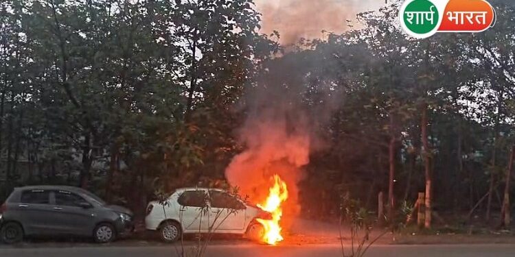Jamshedpur fire in car : जमशेदपुर के टुइलाडुंगरी में खड़ी कार में अचानक आग लगने से मची अफरातफरी, स्थानीय लोगों व फायर ब्रिगेड ने आग पर पाया काबू, शॉर्ट सर्किट से आग लगने की जताई जा रही आशंका, देखें video