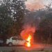 Jamshedpur fire in car : जमशेदपुर के टुइलाडुंगरी में खड़ी कार में अचानक आग लगने से मची अफरातफरी, स्थानीय लोगों व फायर ब्रिगेड ने आग पर पाया काबू, शॉर्ट सर्किट से आग लगने की जताई जा रही आशंका, देखें video