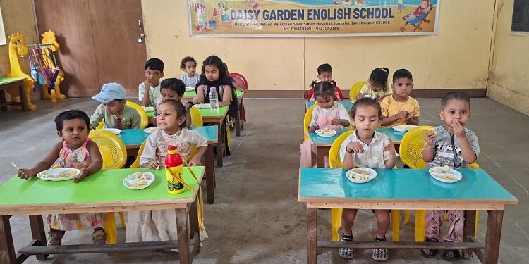 Jamshedpur daisy garden summer camp : जुगसलाई डेजी गार्डेन स्कूल के समर कैंप के दूसरे दिन बच्चों ने खूब मस्ती की, जुंबा डांस व विविध खेलों के साथ मौसमी फलों व केक का आनंद लिया