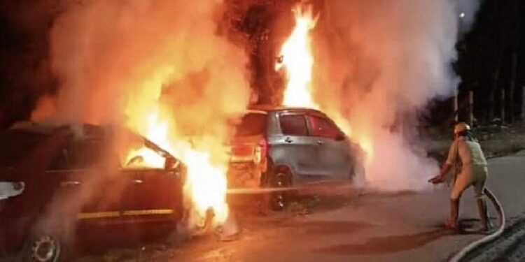 Jamshedpur two cars burnt : जमशेदपुर के टुइलाडुंगरी में दूसरे दिन धू-धू कर जलीं दो सेकेंड हैंड कारें, साईं मोटर्स की गाड़ियों लगातार दूसरे दिन आग लगने से हड़कंप, दमकल कर्मियों ने बुझाई सड़क किनारे खड़ी दो कारों में लगी आग Jamshedpur two cars burnt : जमशेदपुर के टुइलाडुंगरी में दूसरे दिन धू-धू कर जलीं दो सेकेंड हैंड कारें, साईं मोटर्स की गाड़ियों लगातार दूसरे दिन आग लगने से हड़कंप, दमकल कर्मियों ने बुझाई सड़क किनारे खड़ी दो कारों में लगी आग