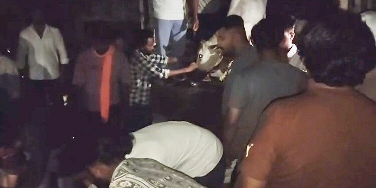 Jamshedpur cattle loaded vehicle caught : कपाली में गौरक्षा वाहिनी ने पकड़ा मवेशियों से भरा वाहन, ड्राइवर भी पकड़ाया, वाहन में ठूस-ठूस कर भरे मवेशियों की हालत थी खराब, कपाली पुलिस ने मवेशियों को भेजवाया गौशाला, वाहन जब्त, चालक से पूछताछ जारी Jamshedpur cattle loaded vehicle caught : कपाली में गौरक्षा वाहिनी ने पकड़ा मवेशियों से भरा वाहन, ड्राइवर भी पकड़ाया, वाहन में ठूस-ठूस कर भरे मवेशियों की हालत थी खराब, कपाली पुलिस ने मवेशियों को भेजवाया गौशाला, वाहन जब्त, चालक से पूछताछ जारी