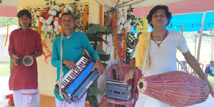 Jamshedpur rural harinam sankirtan : गालूडीह के बड़ाखुर्शी पायरागुड़ी में हरिनाम संकीर्तन देखने उमड़े ग्रामीण, रविवार को दधि उत्सव के साथ संपन्न होगा 16 प्रहरी हरिनाम संकीर्तन Jamshedpur rural harinam sankirtan : गालूडीह के बड़ाखुर्शी पायरागुड़ी में हरिनाम संकीर्तन देखने उमड़े ग्रामीण, रविवार को दधि उत्सव के साथ संपन्न होगा 16 प्रहरी हरिनाम संकीर्तन