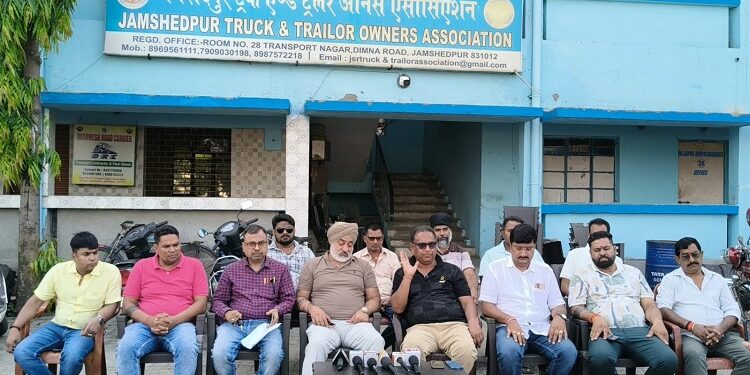 Jamshedpur truck & tailor owners association : पश्चिम बंगाल में ट्रक मालिकों से अवैध टैक्स वसूली के खिलाफ ट्रक-ट्रेलर मालिक एकजुट, 15 मई से अनिश्चितकालीन हड़ताल पर जाने की दी चेतावनी Jamshedpur truck & tailor owners association : पश्चिम बंगाल में ट्रक मालिकों से अवैध टैक्स वसूली के खिलाफ ट्रक-ट्रेलर मालिक एकजुट, 15 मई से अनिश्चितकालीन हड़ताल पर जाने की दी चेतावनी