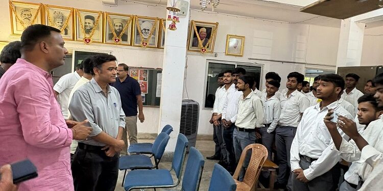 Jamshedpur district councilor guides students : जिला पार्षद डॉ परितोष ने दयालबाग एजुकेशनल इंस्टीट्यूट के छात्रों का किया मार्गदर्शन, भविष्य की चुनौति/यों के लिए तैयार रहने को किया प्रेरित