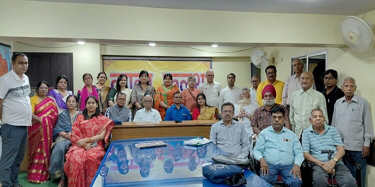 Jamshedpur tulsi bhawan : तुलसी भवन में कविगुरु रवीन्द्रनाथ ठाकुर व सुमित्रानंदन पंत की जयंती मनाई गई, काव्य कलश में शहर के 42 कलमकारों ने पढ़ी स्वरचित कविताएं Jamshedpur tulsi bhawan : तुलसी भवन में कविगुरु रवीन्द्रनाथ ठाकुर व सुमित्रानंदन पंत की जयंती मनाई गई, काव्य कलश में शहर के 42 कलमकारों ने पढ़ी स्वरचित कविताएं