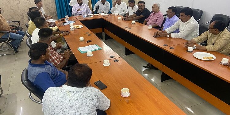 Jamshedpur social organizations meet mp vidyut mahato : रेलवे के नोटिस के खिलाफ सांसद विद्युत महतो से मिले बागबेड़ा रोड नं 1 के सामाजिक संगठन, सांसद ने डीआरएम से सामाजिक संस्थाओं के काम में बाधा न डालने को कहा