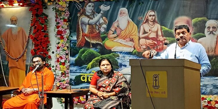 Jharkhand ranchi rss jan goshthi : आरएसएस ने रांची में किया शक्ति प्रमुख जन गोष्ठी का आयोजन, स्वामी परिपूर्णानंद ने परिवार सशक्त बनाने पर दिया जोर, बच्चों को मोबाइल से दूर रख उनमें संस्कार भरना बताया जरूरी  