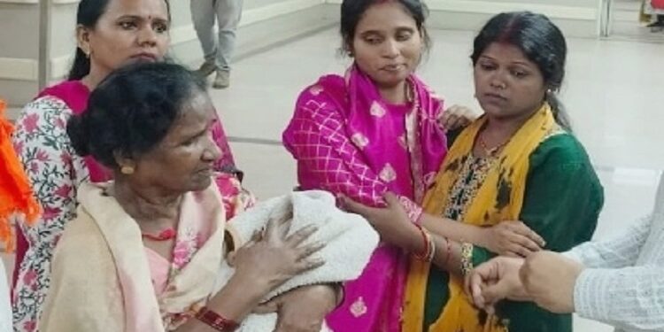 Jamshedpur hungama in mgm hospital : एमजीएम अस्पताल में नवजात बच्चे की बीसीजी का टीका लगाने के बाद संदिग्ध हालात में मौत, परिजनों का अस्पताल में हंगामा, निष्पक्ष जांच की कर रहे मांग