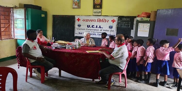 Jamshedpur red crass village health camp : रेड क्रॉस ने डुरकू स्कूल में लगाया स्वास्थ्य जांच शिविर, ग्रामीणों व छात्रों में दवाइयां भी बांटी गईं, यूसिल के सीएसआर कार्यक्रम के तहत हुआ आयोजन Jamshedpur red crass village health camp : रेड क्रॉस ने डुरकू स्कूल में लगाया स्वास्थ्य जांच शिविर, ग्रामीणों व छात्रों में दवाइयां भी बांटी गईं, यूसिल के सीएसआर कार्यक्रम के तहत हुआ आयोजन