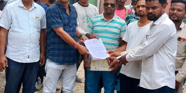 Jamshedpur rural  gram sabha against ucil management : तुरामडीह यूसिल प्रबंधन के दमन के खिलाफ क्षेत्र के गांवों की ग्राम सभा ने खोला मोर्चा, 10 ठेका मजदूरों को काम से हटाए जाने को लेकर भड़के ग्रामीण, जादूगोड़ा के जिला पार्षद बाघराय मार्डी से मांगा समर्थन