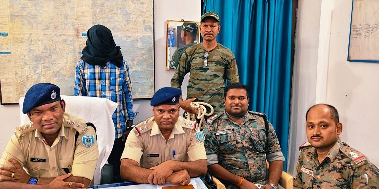 West singhbhum husband kills woman : मनोहरपुर में लात – घूसों से पीट कर पत्नी की हत्या करने वाला युवक गिरफ्तार, आरोपी ने शराब के नशे में पत्नी की हत्या की बात कबूली  