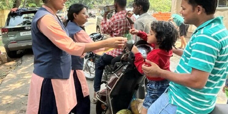 Jamshedpur dbms college of education : डीबीएमएस कॉलेज ऑफ एजुकेशन के रोटरैक्ट क्लब ने राहगीरों में बांटा मीठा शरबत, क्लब के सदस्यों ने कदमा पेट्रोल पंप पर आयोजित किया कार्यक्रम