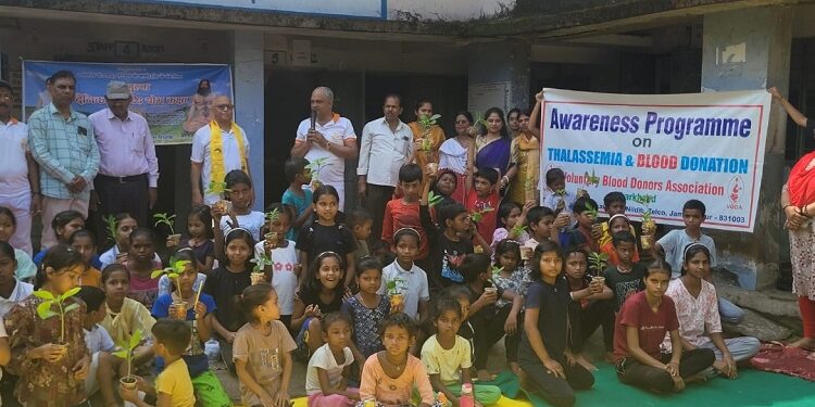 Jamshedpur bal sanskar shivir : बारीगोड़ा सामुदायिक उच्च विद्यालय में पतंजलि बाल संस्कार शिविर का संपन्न, विभिन्न प्रतियोगिताओं के विजेता विद्यार्थी किये गए पुरस्कृत Jamshedpur bal sanskar shivir : बारीगोड़ा सामुदायिक उच्च विद्यालय में पतंजलि बाल संस्कार शिविर का संपन्न, विभिन्न प्रतियोगिताओं के विजेता विद्यार्थी किये गए पुरस्कृत